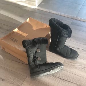 UGGs triple button Bailey Boot - Black color